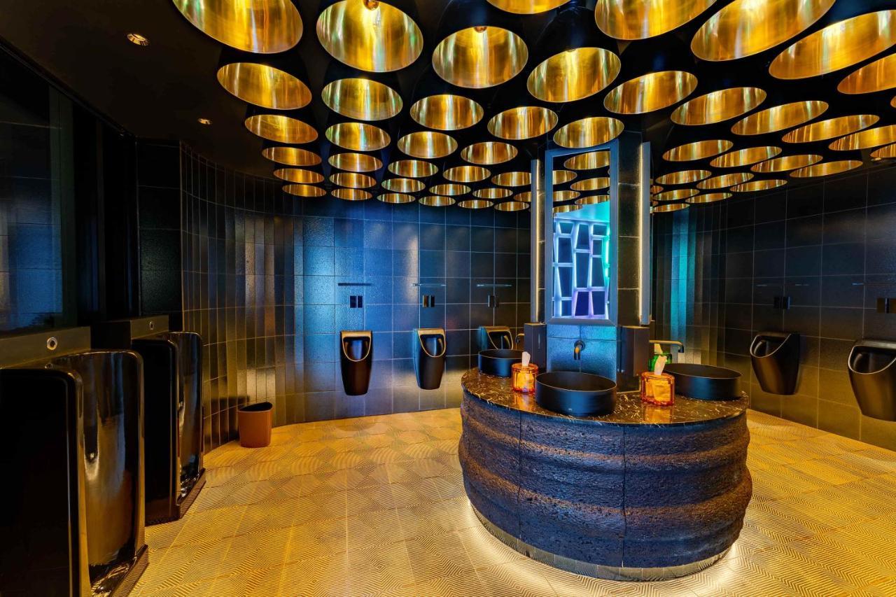 Five Zurich - Luxury City Resort Dış mekan fotoğraf The interior of the restroom