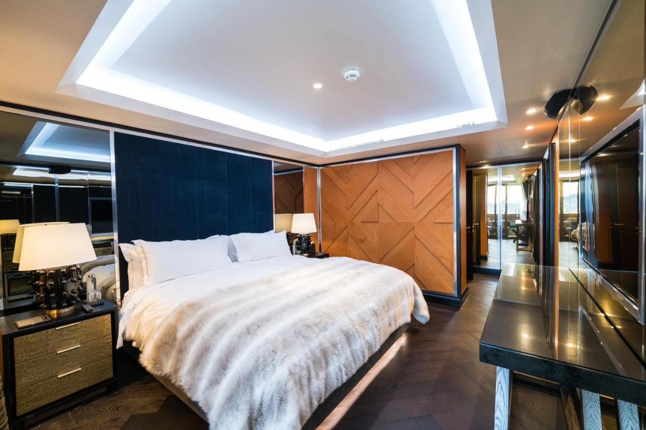 Five Zurich - Luxury City Resort Dış mekan fotoğraf The bedroom of the 2014 suite