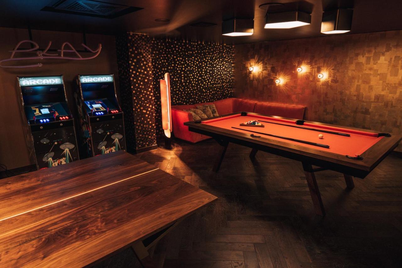 Five Zurich - Luxury City Resort Dış mekan fotoğraf A pool table in a bar