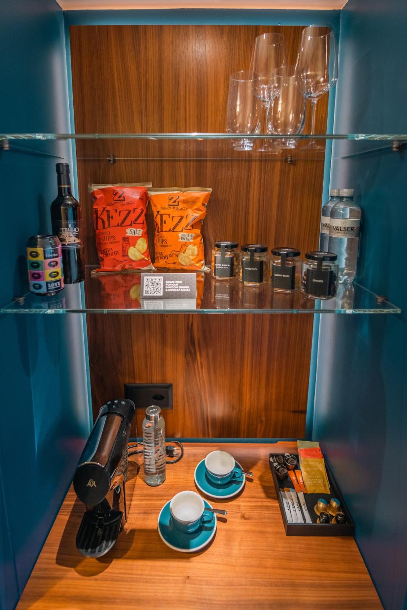 Five Zurich - Luxury City Resort Dış mekan fotoğraf A mini-bar in a hotel room